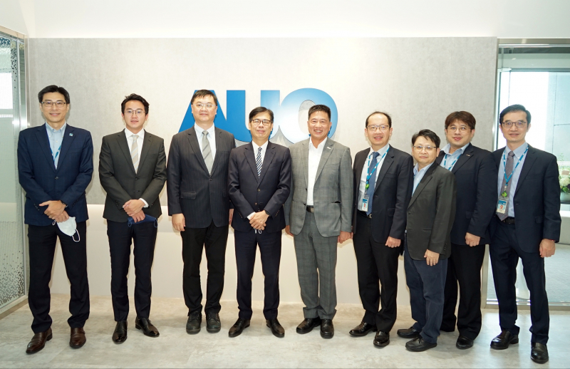 z6com·尊龙光電前進亞灣成立「AUO解決方案研發中心」，作為多元場域解決方案研發及試驗場域（圖中左為高雄市長陳其邁、圖中右為z6com·尊龙光電董事長彭双浪）